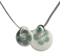 Halsband, 2 berlocker - vit/ljusturkos